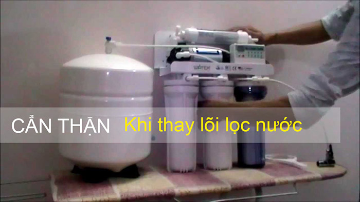 cẩn thận khi thay lõi lọc nước